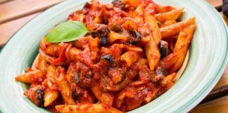 Una manciata di melanzane, olive e tanto pomodoro condisci la pasta e farai un figurone a pranzo, 10 minuti e budget di 3 euro