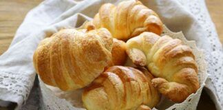 Colpo di scena stasera, porto a tavola i miei cornetti al latte: non devono lievitare e si mangiano subito, mi adoreranno!