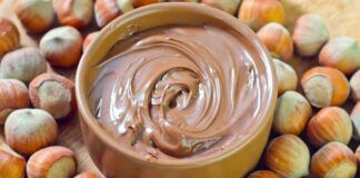 Ho fatto a casa una crema spalmabile simil nutella ma col cioccolato bianco, è più buona e particolare dell'originale provare per credere!