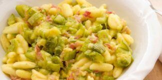 Non ci penso proprio a starmene ore in cucina, eppure con questi Gnocchetti zucchine e pancetta me ne fanno di complimenti