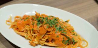 Spaghetti pesto di pomodorini e burrata, un piatto cremoso e invitante pronto in 3 minuti, buono caldo ma pure freddo!