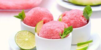 Fragole e lime insieme per un sorbetto speciale, questo non solo si fa in pochi minuti, è buonissimo e aiuta pure a digerire!