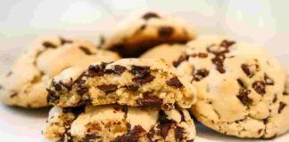 Biscotti fit proteici con gocce di cioccolato