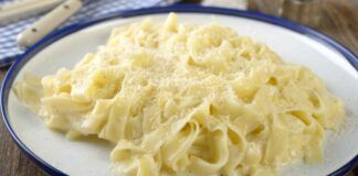 Fettuccine Alfredo facili facili, stasera li prendo tutti per la gola - RicettaSprint