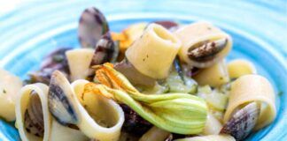 Fiori di zucca, zucchine e vongole sono i protagonisti di questo piatto basta con le solite ricette, portiamo un po' di novità a tavola