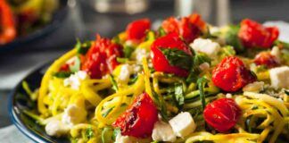 Insalata di zucchine alla caprese leggera e fresca, tutto quello che si può desiderare nelle calde sere d'estate