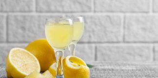 Limoncello fatto in casa buono da bere o per dare un sapore deciso ai nostri dessert ecco la mia ricetta!