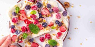 Mescolo yogurt e frutti rossi e do vita ad uno snack leggero, fresco che posso mangiare a merenda o dopo cena