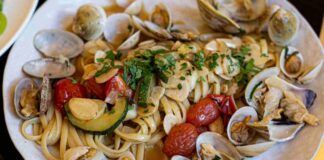 Oggi gli spaghetti alle vongole li facciamo così sciuè sciuè ma con un tocco speciale