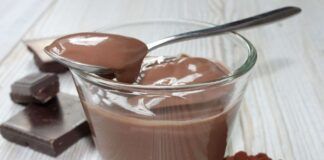 Ti puoi mangiare il miglior budino al cioccolato senza usare una goccia di latte: 4 ingredienti calorie pari a 0