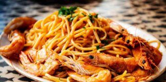 Butta la pasta e fai un primo piatto lampo dal mix di zafferano e gamberetti che perderanno tutti la testa