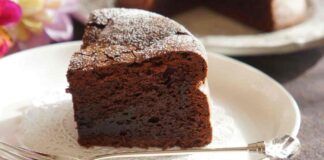 Torta 4 ingredienti al cioccolato: 0 sensi di colpa e gusto WOW, solo 85 kcal di soffice golosità!