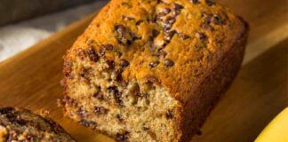 Aggiungo sempre le gocce di cioccolato, solo così i piccoli mangiano il banana bread, lo portano persino a scuola