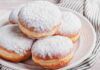 Bomboloni fritti ripieni di cioccolato, li mangio stasera dopo cena per un giorno addio dieta