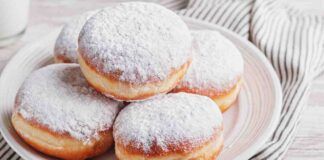 Bomboloni fritti ripieni di cioccolato, li mangio stasera dopo cena per un giorno addio dieta