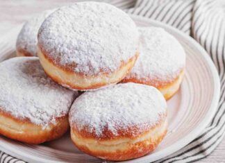 Bomboloni fritti ripieni di cioccolato, li mangio stasera dopo cena per un giorno addio dieta