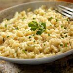 Ci vuole un po’ di fantasia per cucinare un primo saporito e anche semplice, un risotto che non delude. Useremo le noci e sarà una crema unica!