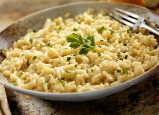 Ci vuole un po’ di fantasia per cucinare un primo saporito e anche semplice, un risotto che non delude. Useremo le noci e sarà una crema unica!