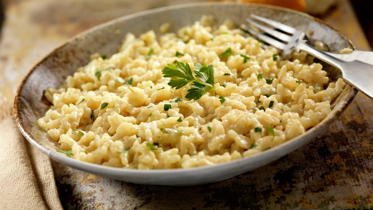 Ci vuole un po’ di fantasia per cucinare un primo saporito e anche semplice, un risotto che non delude. Useremo le noci e sarà una crema unica!