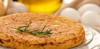 Frittata dgrattugiata di pollo e patate: una bontà gustosa e filante per far cenare tutta la famiglia