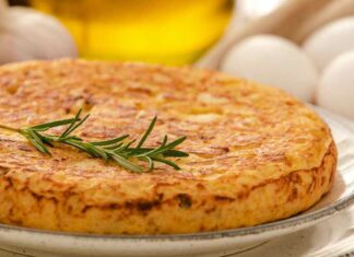 Frittata dgrattugiata di pollo e patate: una bontà gustosa e filante per far cenare tutta la famiglia