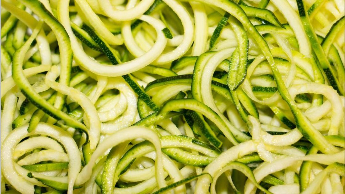 Guarda cosa ho fatto con le zucchine e julienne e le patate sottilissime solo 300 kal. E’ sparito tutto in un lampo