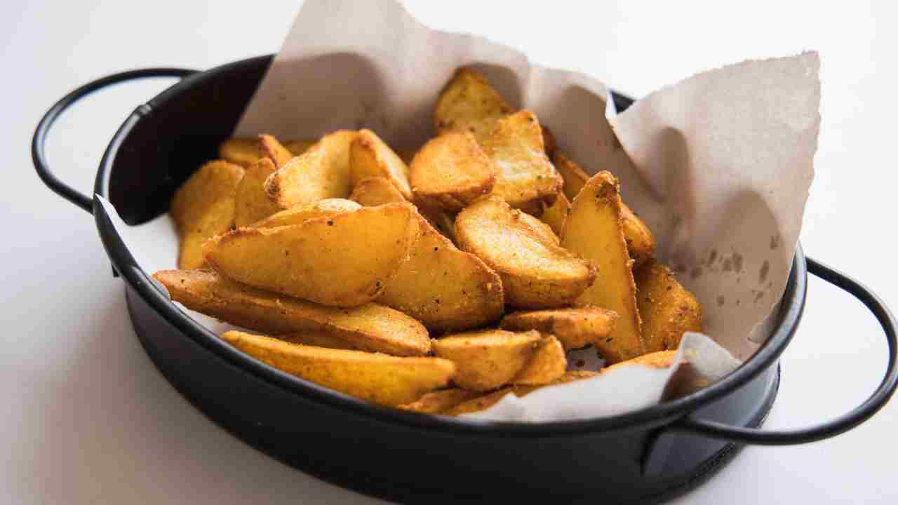 Ho scoperto come fare le patate a spicchi croccanti senza accendere il fuoco, zero schizzi e un risparmio in bolletta