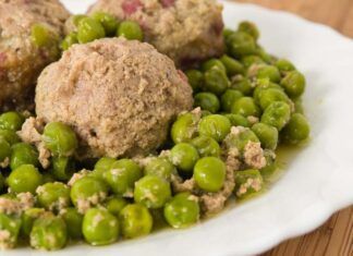 Le polpette con piselli le faccio in umido in padella, un piatto talmente appetitoso da far venire l'acquolina in bocca a tutti