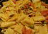 Paccheri al pomodoro e gamberi salatati in padella, un profumo inebriante che si diffonderà in tutta casa