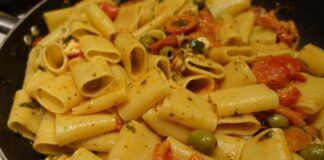 Paccheri al pomodoro e gamberi salatati in padella, un profumo inebriante che si diffonderà in tutta casa