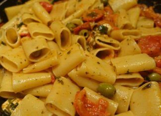 Paccheri al pomodoro e gamberi salatati in padella, un profumo inebriante che si diffonderà in tutta casa