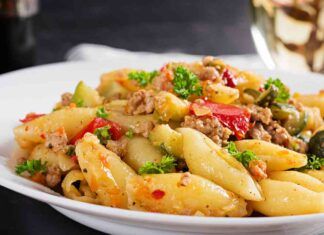 Passa in padella la carne tritata e zucchine, aggiungi dei peperoni e ti faccio consolare, ti bastano solo 15 minuti