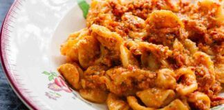 Salsicce peperoni e fonduta: la pasta alla cafona è una ricetta napoletana per buongustai