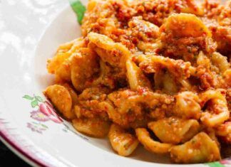 Salsicce peperoni e fonduta: la pasta alla cafona è una ricetta napoletana per buongustai