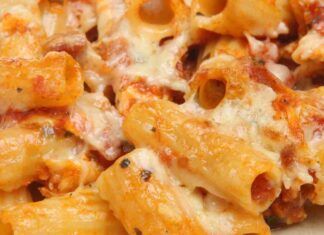 Pasta alla sorrentina in padella, filante e un po' croccante, nulla di più buono, un pranzo che non teme rivali