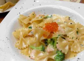 Pasta con broccoli e salmone