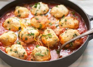 Polpette di ricotta al sugo di pomodoro, morbide e incredibilmente saporite