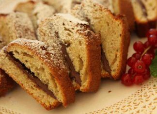 Prendo per la gola tutti appena svegli, servo a colazione una torta morbida ripiena di Nutella, che bontà