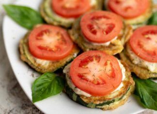 Prima friggo le zucchine e poi le servo alla caprese, non immagini quanto sono buone, una tira l'altra