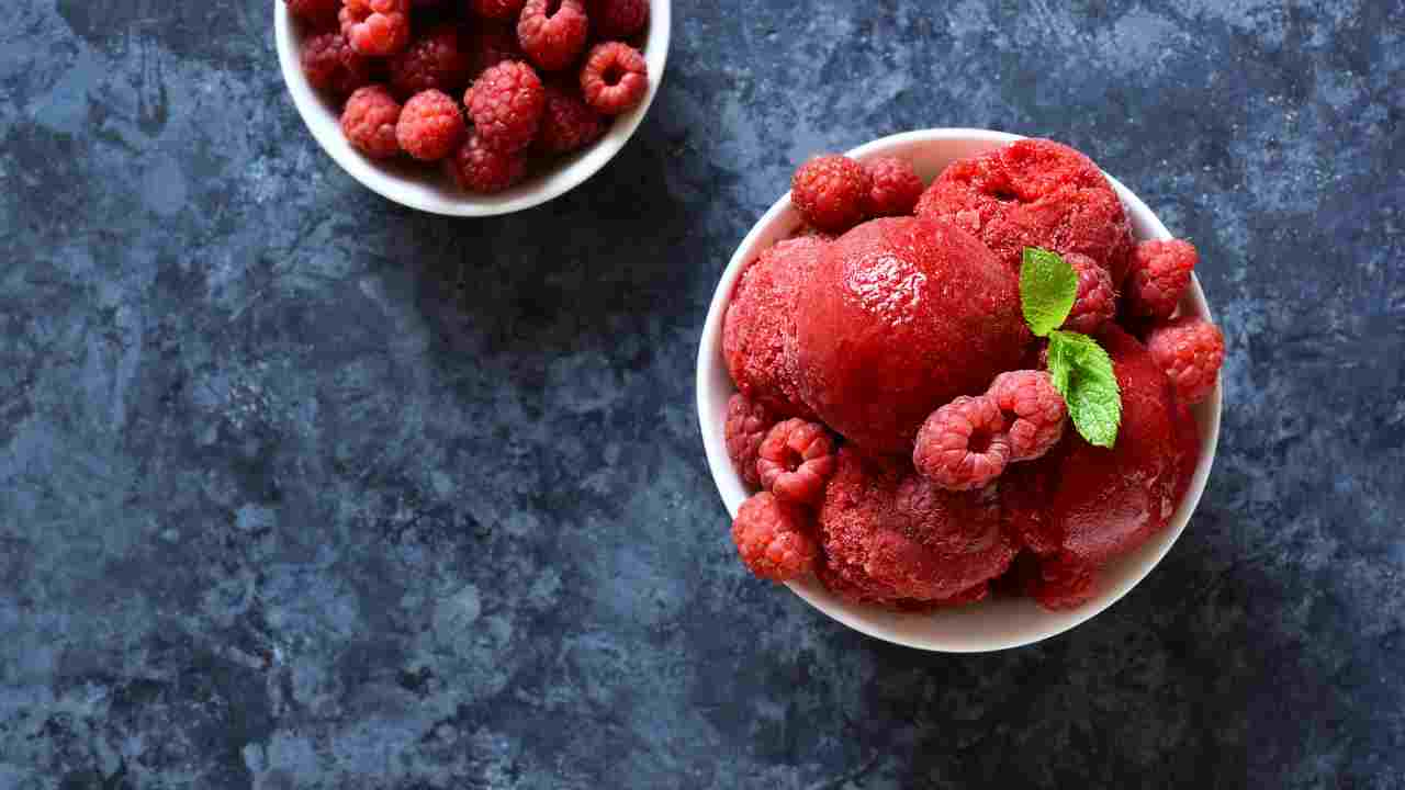 Stasera a cena ho “spaccato”, ho portato in tavola il mio sorbetto speciale usando dei lamponi surgelati che avevo in freezer