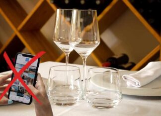 Niente smartphone al ristorante, può esserci il divieto