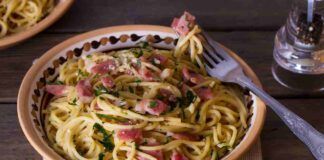 Ti bastano pochi spaghetti, pancetta e pepe, in soli 10 minuti prepari un piatto meglio della classica pasta all’aglio e olio