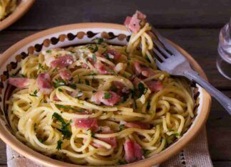 Ti bastano pochi spaghetti, pancetta e pepe, in soli 10 minuti prepari un piatto meglio della classica pasta all’aglio e olio