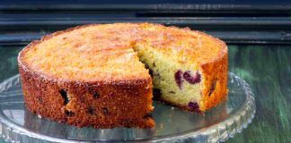 Ti bastano solo 100 grammi di ricotta e una manciata di ciliegie per preparare questa sofficissima torta per la colazione