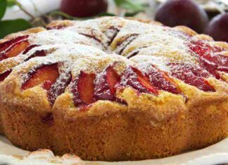 Torta montata di mele e prugne, la mia colazione golosa e fruttata preferita