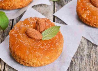 Tortine alla marmellata e mandorle le prepari senza pasta frolla, metti tutto in ciotola, frulla e trasferisci in forno, che bontà