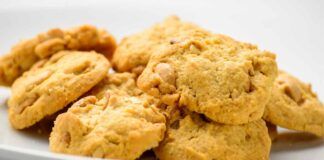 Un cucchiaio e una ciotola ti serviranno per preparare i cookies alle nocciole, spariranno subito dal vassoio