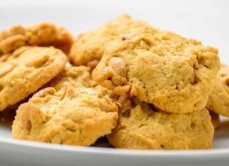 Un cucchiaio e una ciotola ti serviranno per preparare i cookies alle nocciole, spariranno subito dal vassoio