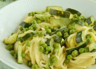 Zucchine e piselli la combo perfetta per il pranzo di oggi, ho fatto centro, mi sono bastati 10 minuti Ricettasprint