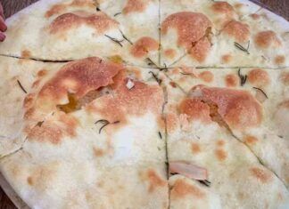 Niente pasta oggi, ai miei figli preparo questa focaccia senza accendere il forno, 10 minuti e li conquisto!